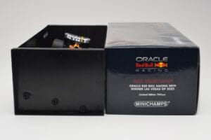 Oracle Red Bull Racing RB19 #33 M. Verstappen Las Vegas GP Winner 2023 Minichamps 1:18 110232201 Resin - image 6 of 7