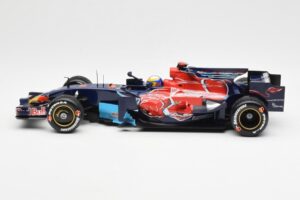 Red Bull Racing RB6 #6 M. Webber F1 Showcar 2010 Minichamps 1:18 150100076 Diecast - image 3 of 6
