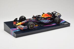 Oracle Red Bull Racing RB19 #33 M. Verstappen Miami GP 2023 Case Edition Minichamps 1:18 113233501 Resin - image 2 of 7