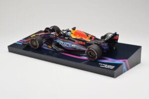 Oracle Red Bull Racing RB19 #33 M. Verstappen Miami GP 2023 Case Edition Minichamps 1:18 113233501 Resin - image 5 of 7