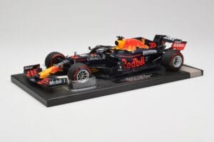 Red Bull RB16B #33 M. Verstappen Abu Dhabi GP 2021 Winner Missing Figurine & Pitboard Minichamps 1:18 113212333 Resin - image 2 of 7