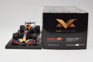 Red Bull RB16B #33 M. Verstappen Abu Dhabi GP 2021 Winner Missing Figurine & Pitboard Minichamps 1:18 113212333 Resin - image 6 of 7