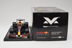 Red Bull RB16B #33 M. Verstappen Belgian GP 2021 Winner Minichamps 1:18 113211333 Resin - image 7 of 7