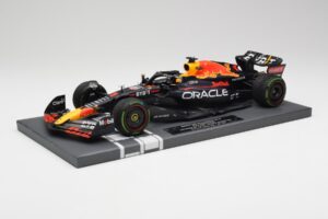 Red Bull RB18 #1 M. Verstappen Japan GP Winner No Figure & Pitboard 2022 Minichamps 1:18 113221801FB Diecast - image 2 of 7