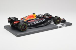Red Bull RB18 #1 M. Verstappen Japan GP Winner No Figure & Pitboard 2022 Minichamps 1:18 113221801FB Diecast - image 3 of 7