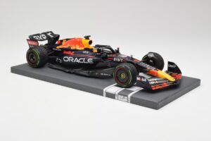 Red Bull RB18 #1 M. Verstappen Japan GP Winner No Figure & Pitboard 2022 Minichamps 1:18 113221801FB Diecast - image 4 of 7