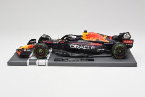 Red Bull RB18 #1 M. Verstappen Japan GP Winner No Figure & Pitboard 2022 Minichamps 1:18 113221801FB Diecast