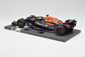 Red Bull RB18 #1 M. Verstappen Japan GP Winner No Figure & Pitboard 2022 Minichamps 1:18 113221801FB Diecast - image 5 of 7