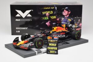 Red Bull RB18 #1 M. Verstappen Japan GP Winner No Figure & Pitboard 2022 Minichamps 1:18 113221801FB Diecast - image 6 of 7