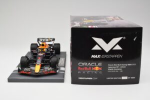 Red Bull RB18 #1 M. Verstappen Japan GP Winner No Figure & Pitboard 2022 Minichamps 1:18 113221801FB Diecast - image 7 of 7