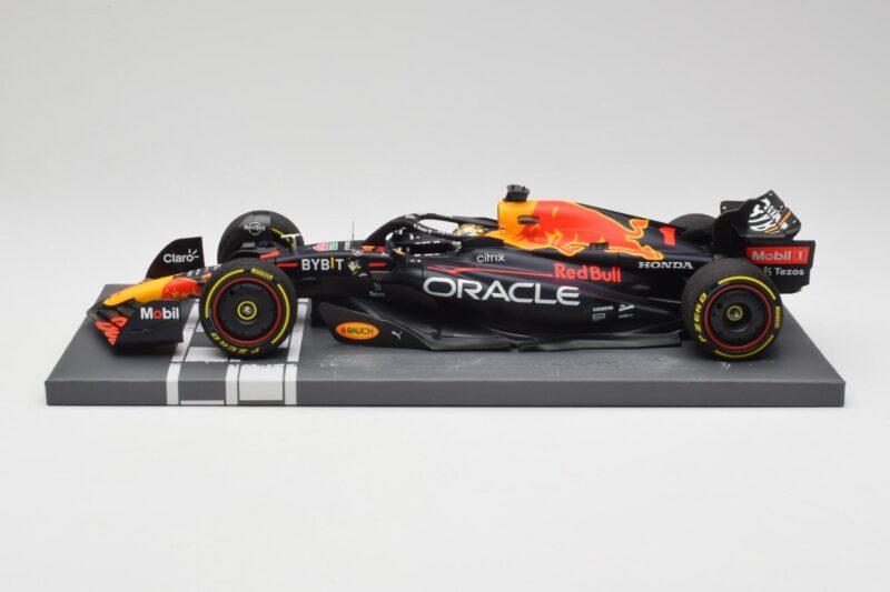 Red Bull RB18 Oracle #1 M. Verstappen Abu Dhabi GP 2022 Winner Minichamps 1:18 Red Bull RB18 Oracle #1 M. Verstappen Abu Dhabi GP 2022 Winner Minichamps 1:18 113222201 Resin