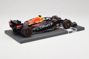 Red Bull RB18 Oracle #1 M. Verstappen Dutch GP 2022 Winner Minichamps 1:18 113221501 Resin - image 3 of 7
