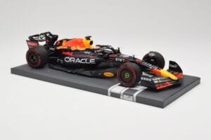 Red Bull RB18 Oracle #1 M. Verstappen Dutch GP 2022 Winner Minichamps 1:18 113221501 Resin - image 4 of 7