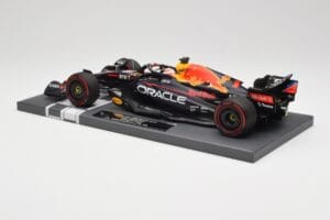 Red Bull RB18 Oracle #1 M. Verstappen Dutch GP 2022 Winner Minichamps 1:18 113221501 Resin - image 5 of 7