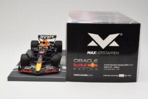 Red Bull RB18 Oracle #1 M. Verstappen Dutch GP 2022 Winner Minichamps 1:18 113221501 Resin - image 6 of 7