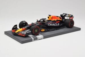Red Bull RB18 Oracle #1 M. Verstappen Italian GP 2022 Winner Minichamps 1:18 113221601 Resin - image 2 of 7