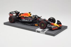 Red Bull RB18 Oracle #1 M. Verstappen Italian GP 2022 Winner Minichamps 1:18 113221601 Resin - image 4 of 7