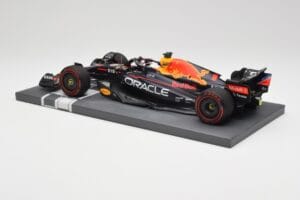 Red Bull RB18 Oracle #1 M. Verstappen Italian GP 2022 Winner Minichamps 1:18 113221601 Resin - image 5 of 7