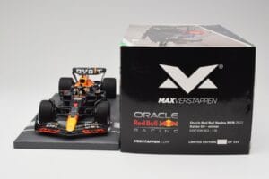 Red Bull RB18 Oracle #1 M. Verstappen Italian GP 2022 Winner Minichamps 1:18 113221601 Resin - image 6 of 7