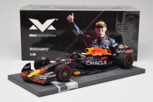 Red Bull RB18 Oracle #1 M. Verstappen Italian GP 2022 Winner Minichamps 1:18 113221601 Resin - image 7 of 7