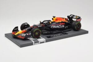 Red Bull RB18 Oracle #1 M. Verstappen Japanese GP 2022 World Champion Minichamps 1:18 113221801 Resin - image 2 of 7