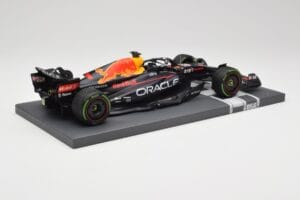 Red Bull RB18 Oracle #1 M. Verstappen Japanese GP 2022 World Champion Minichamps 1:18 113221801 Resin - image 3 of 7