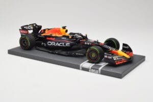 Red Bull RB18 Oracle #1 M. Verstappen Japanese GP 2022 World Champion Minichamps 1:18 113221801 Resin - image 4 of 7