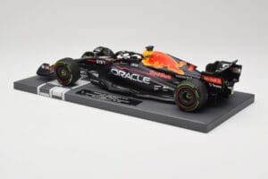 Red Bull RB18 Oracle #1 M. Verstappen Japanese GP 2022 World Champion Minichamps 1:18 113221801 Resin - image 5 of 7