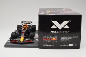 Red Bull RB18 Oracle #1 M. Verstappen Japanese GP 2022 World Champion Minichamps 1:18 113221801 Resin - image 6 of 7