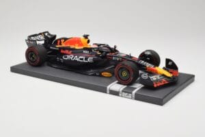 Red Bull RB19 Oracle #1 M. Verstappen British GP 2023 Winner Minichamps 1:18 113231101 Resin - image 4 of 7