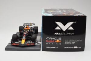 Red Bull RB19 Oracle #1 M. Verstappen British GP 2023 Winner Minichamps 1:18 113231101 Resin - image 6 of 7