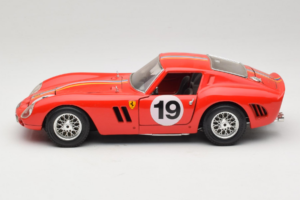 Ferrari 250 GTO #19 Red Stripes 1962 Bburago 1:18 3011-P3 Diecast - image 4 of 8