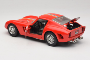 Ferrari 250 GTO #19 Red Stripes 1962 Bburago 1:18 3011-P3 Diecast - image 5 of 8