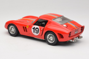 Ferrari 250 GTO #19 Red Stripes 1962 Bburago 1:18 3011-P3 Diecast - image 7 of 8
