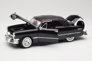 Ford Deluxe Cabriolet Black Maisto 1:18 31681 Diecast - image 2 of 8