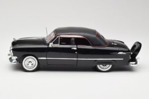 Ford Deluxe Cabriolet Black Maisto 1:18 31681 Diecast - image 4 of 8