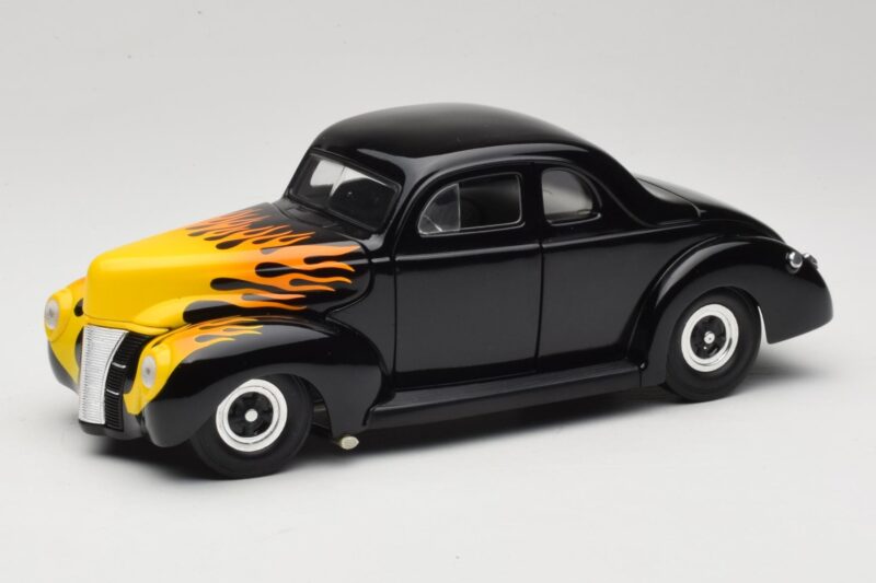 Ford Deluxe Hot Rod Black Universal Hobbies 1:18 6002 Diecast