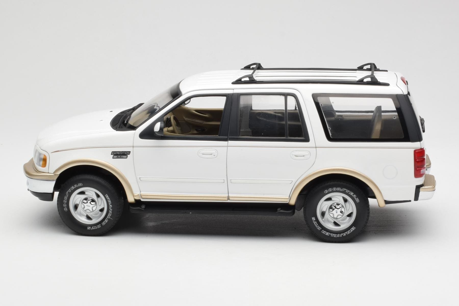 UT Models Ford Expedition 1:18 Eddie Bauer White