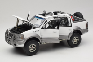 Ford Expedition Himalaya White AUTOart 1:18 72781 Diecast - image 2 of 8