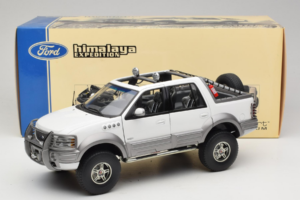 Ford Expedition Himalaya White AUTOart 1:18 72781 Diecast - image 8 of 8