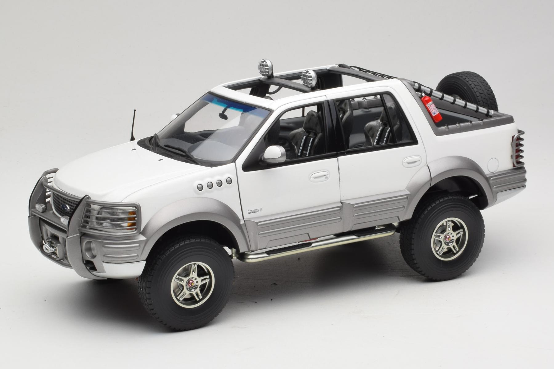 AUTOart Ford Expedition 1:18 Diecast White SUV