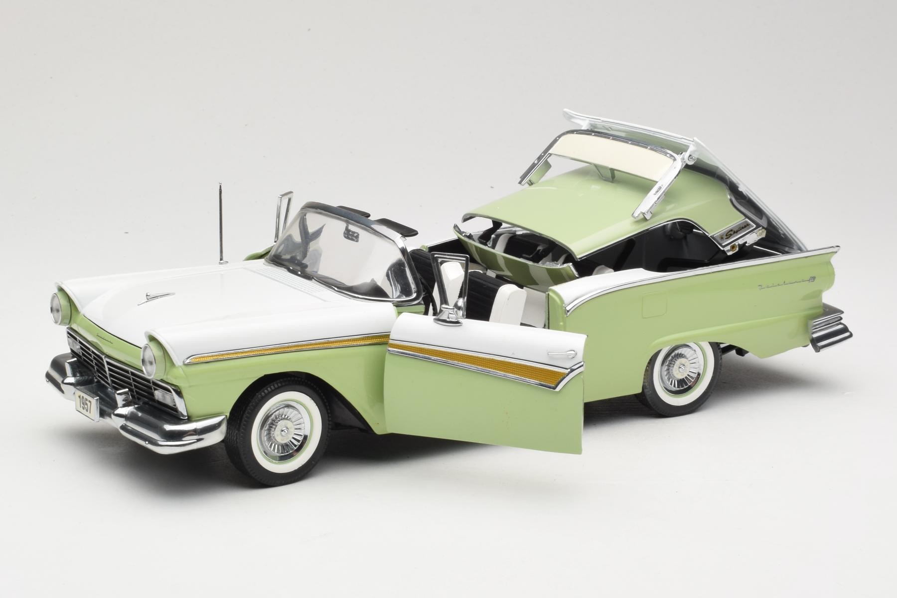 Ford Fairlane Skyliner Green & White Sun Star 1:18