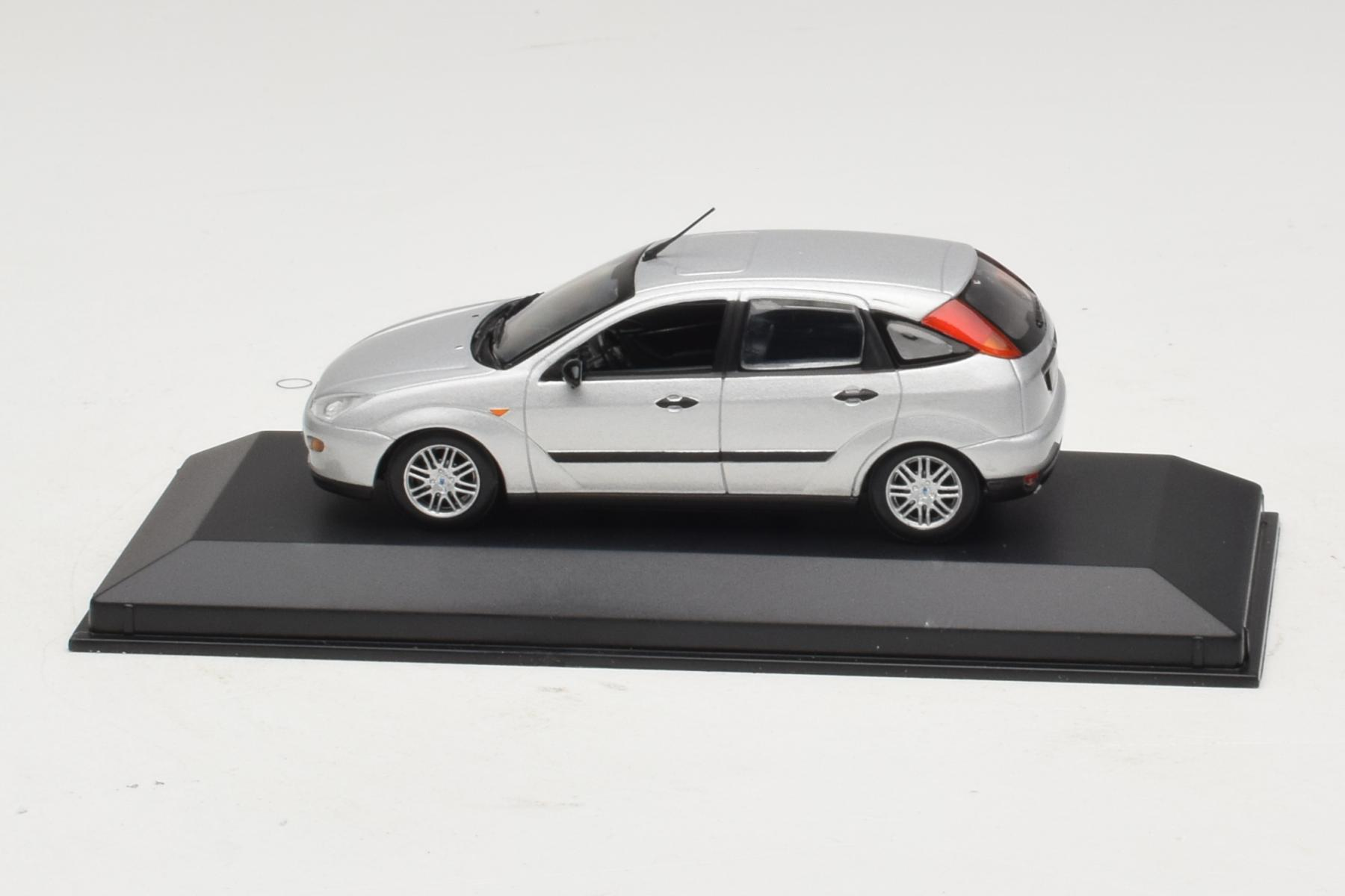新品　ミニカー　1/43『Ford Focus 2000 GHIA』シルバー Ford Focus Mk1 Silver Minichamps 1:43