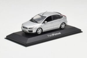 Ford Focus Mk2 Moondust Silver Minichamps 1:43 FOCUS002 Diecast - image 2 of 4