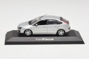 Ford Focus Mk2 Moondust Silver Minichamps 1:43 FOCUS002 Diecast