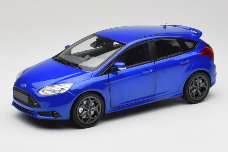 Ford Focus ST Mk2 Blue Metallic Minichamps 1:18 Ford Focus ST Mk2 Blue Metallic Minichamps 1:18 110082001 Diecast