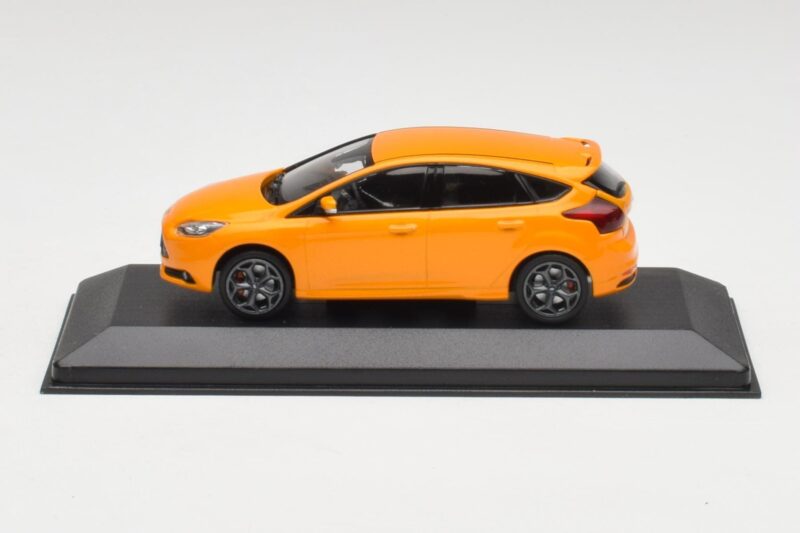 Ford Focus ST Mk3 Tangerine Scream Minichamps 1:43 Ford Focus ST Mk3 Tangerine Scream Minichamps 1:43 FOCUS001 Diecast