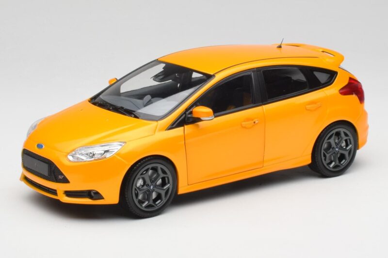 Ford Focus ST Mk2 Tangerine Scream Minichamps 1:18 Ford Focus ST Mk2 Tangerine Scream Minichamps 1:18 110082005 Diecast