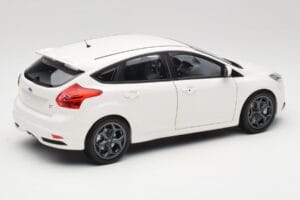 Ford Focus ST Mk2 White Minichamps 1:18 110082004 Diecast - image 3 of 8
