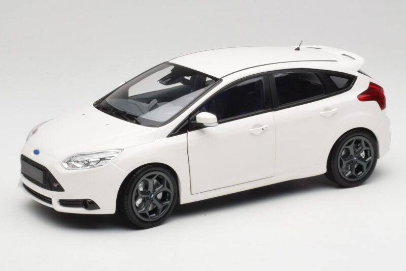 Ford Focus ST Mk2 White Minichamps 1:18 110082004 Diecast